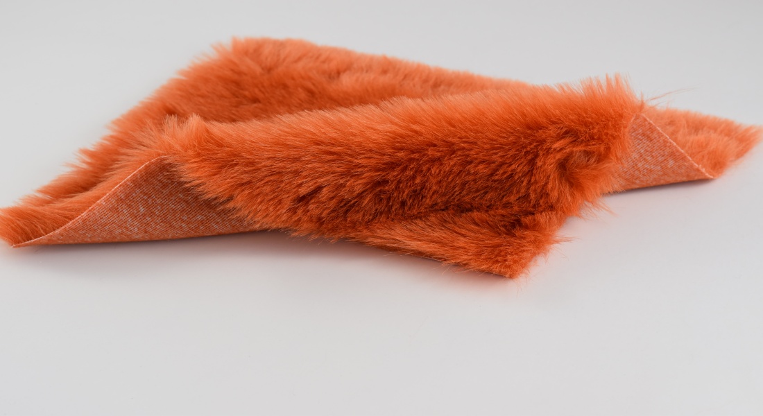 Umělá kožešina lososově oranžová, šíře 150cm, vlas 30mm