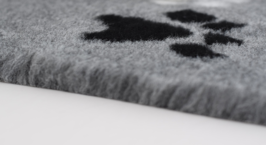 Podložka pro psy, IZOLAČNÍ, šedá s bílou a černou tlapkouné tlapky