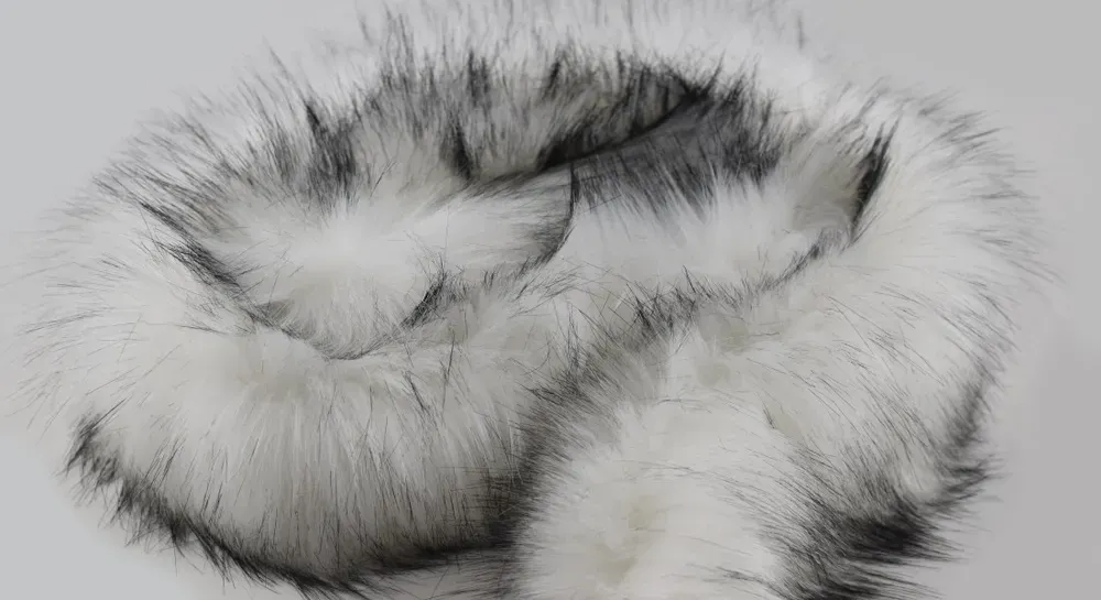 Kožešinový lem, bílá s černým koncem