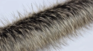 Kožešinový lem, tmavě hnědý základ přchazí do béžové