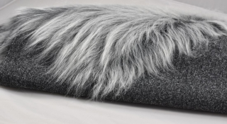 Umělá kožešina, černý základ s bílou (šedá), vlas 80 mm, šíře 150, metráž